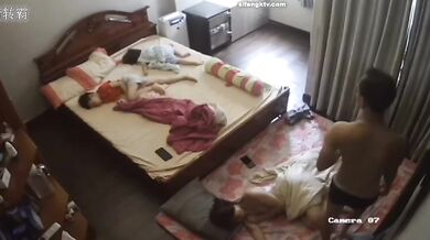 私房最新流出黑客❤️破解家庭摄像头监控偷拍各种夫妻啪啪（7） (17)